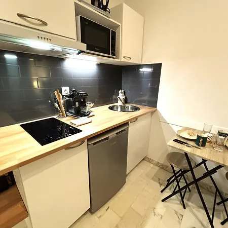 Center Ac Wifi 100 M From Behind Martinez