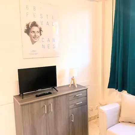 Center Ac Wifi 100 M From Behind Martinez Κάννες